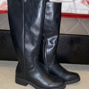 Medium length boots, like brand new. Size 9 in women.